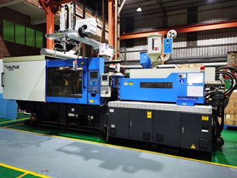 2K vstřikovací stroj na plasty